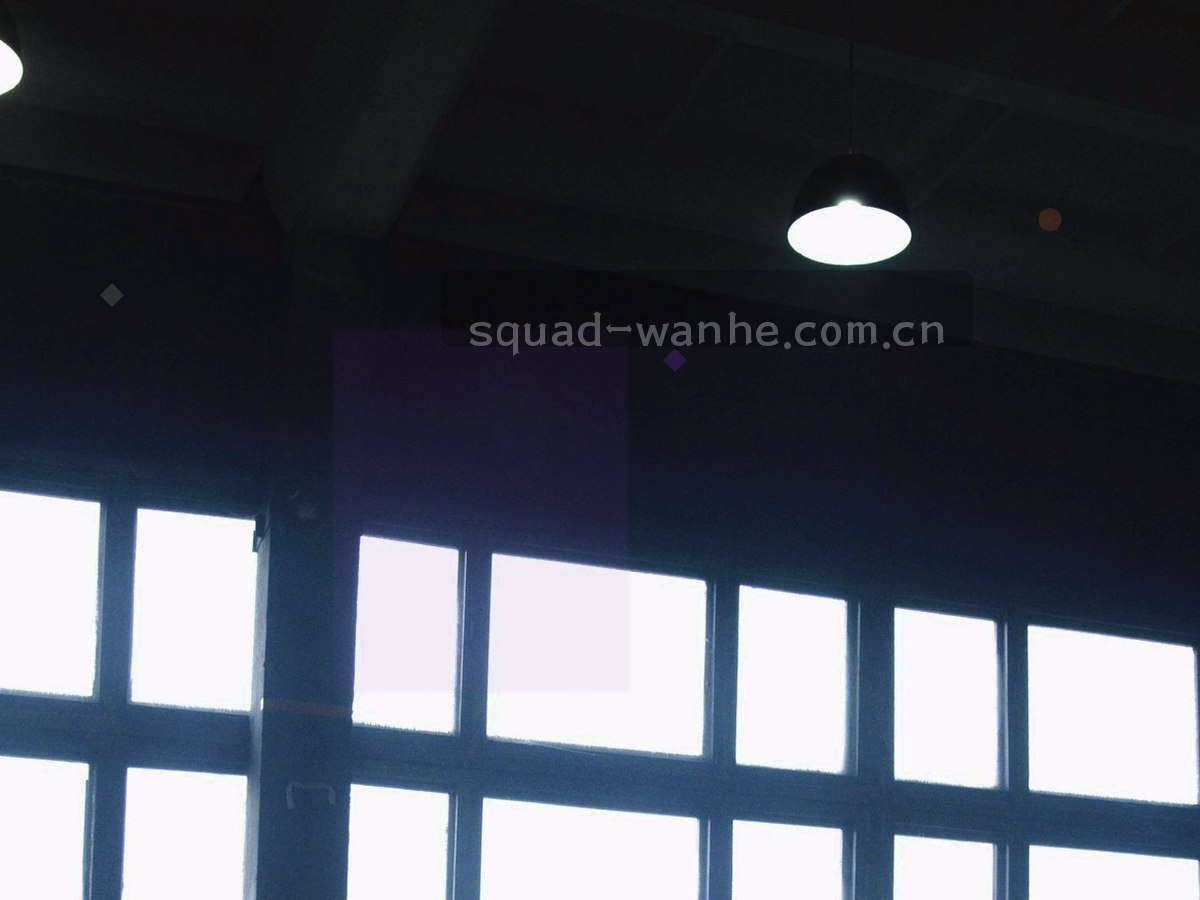 摊开的战术板纸面，手绘线条与贴纸标记，侧光打在纸面上